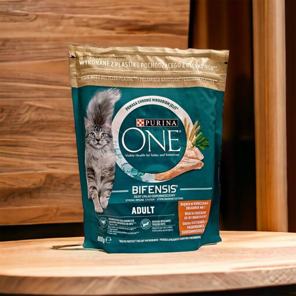 Зелена пачка корму від Purina one, зі смаком курки для звичайних котів